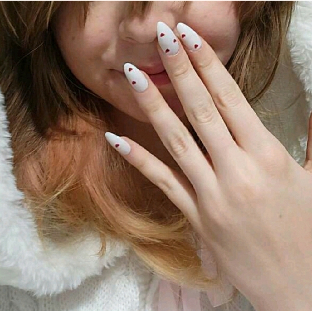 Red heart and white nails - Picture 3 of 3